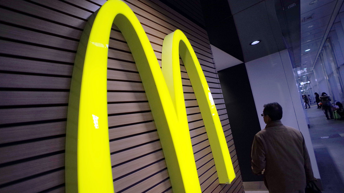 Tre tjejer vittnar om sexuella trakasserier på McDonalds.