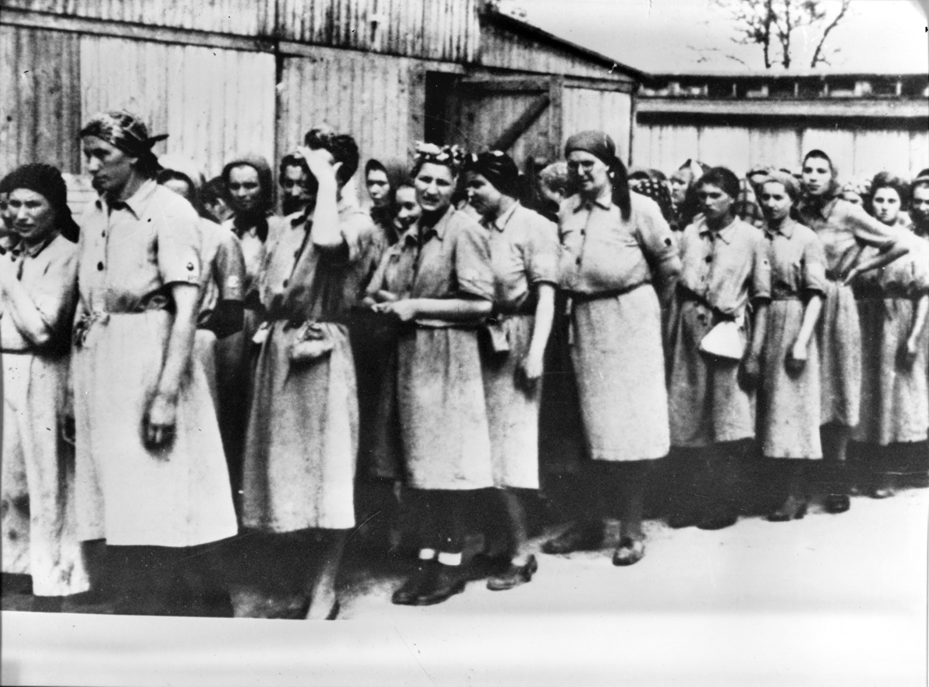 Kvinnor och män delades upp när de kom till ett koncentrationsläger och många fruar såg sina män för sista gången.