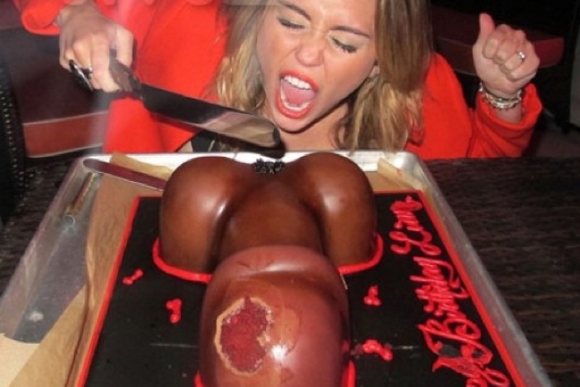 19-åringen poserade vågat med tårtan utformad som en penis.