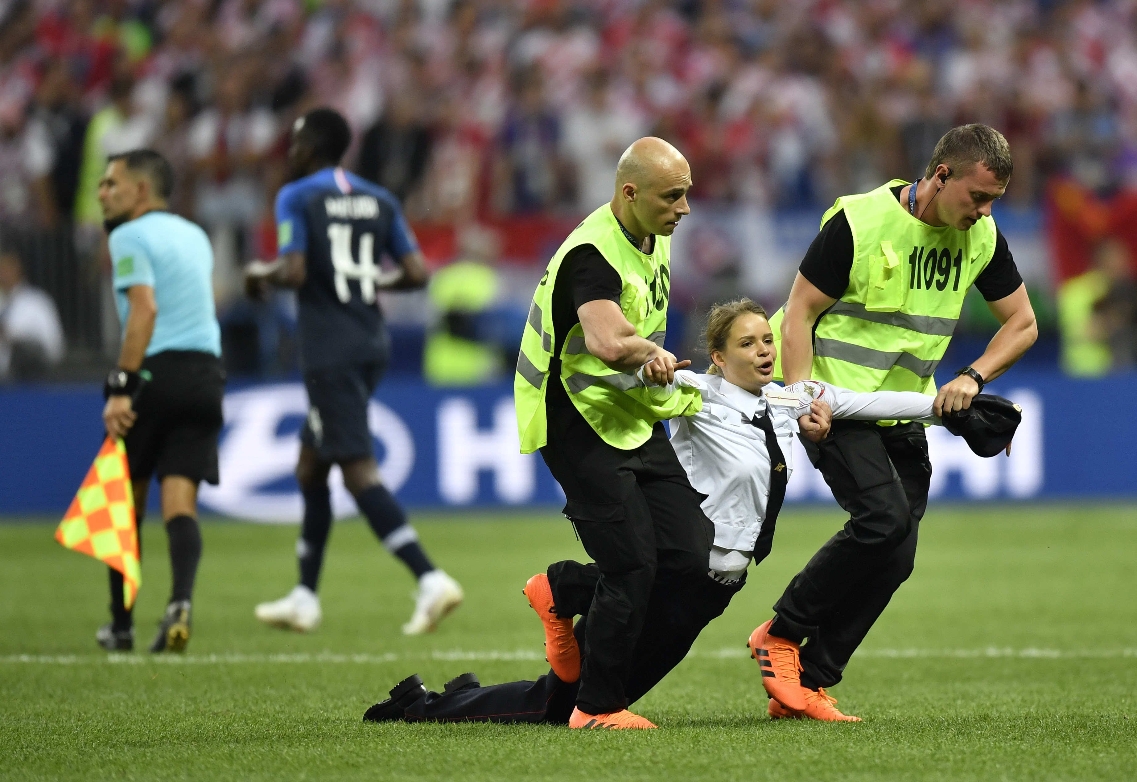 Mitt i finalen av fotbolls-vm stormade Pussy Riot planen Mitt i finalen av fotbolls-vm stormade Pussy Riot planen