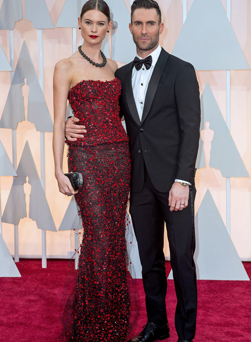 Adam Levine och Behati Prinsloo körde på en lite gotisk stil. Adam Levine och Behati Prinsloo körde på en lite gotisk stil.