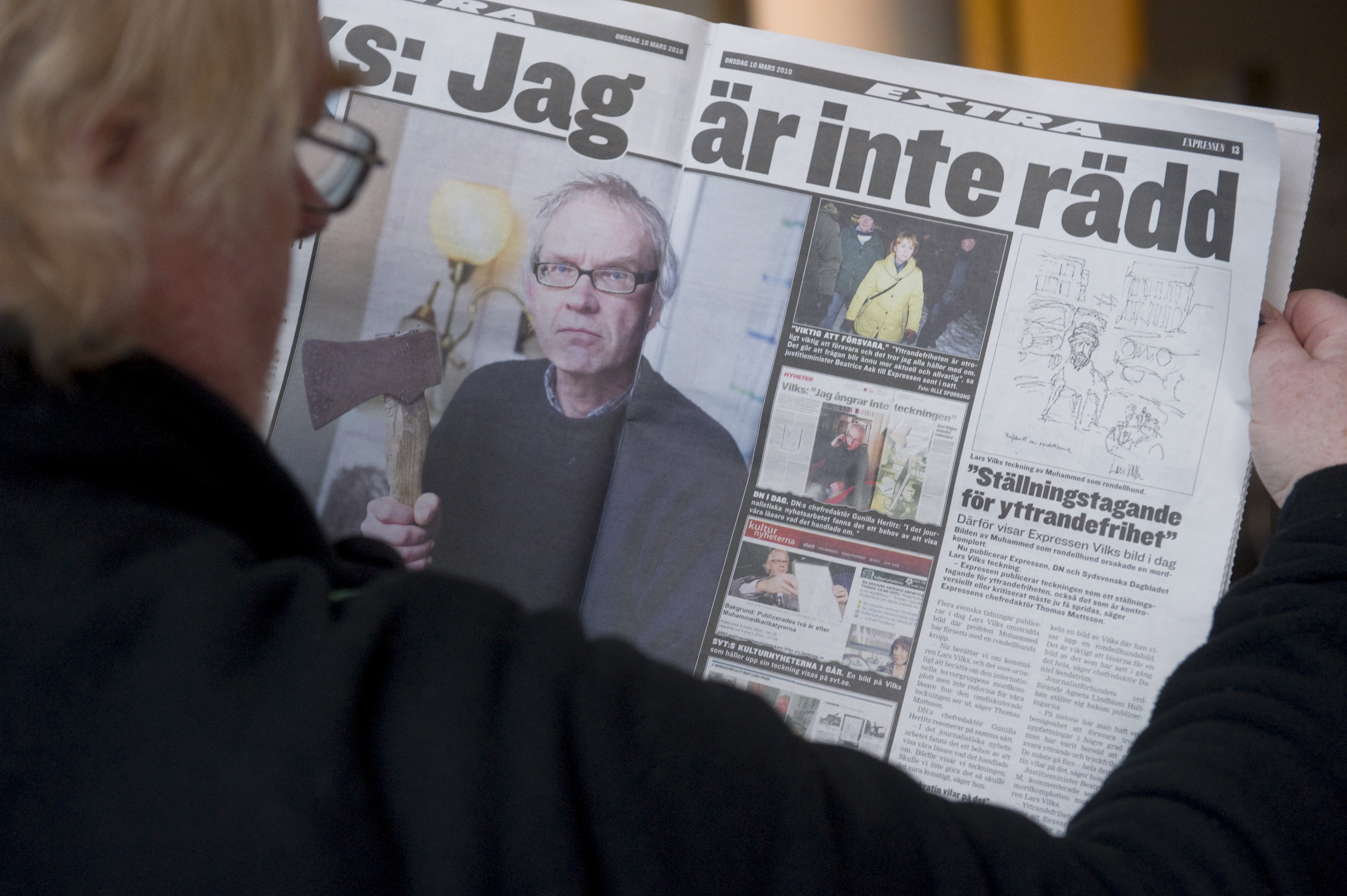 15/7/2010. En 19-åring och en 21-åring försöker döda Lars Vilks i maj genom att sätta eld på hans hus. Men de misslyckas, brännskadas och glömmer övertygande bevis på brottsplatsen. Den 15 juli döms de till tre respektive två års fängelse i Helsingborgs t