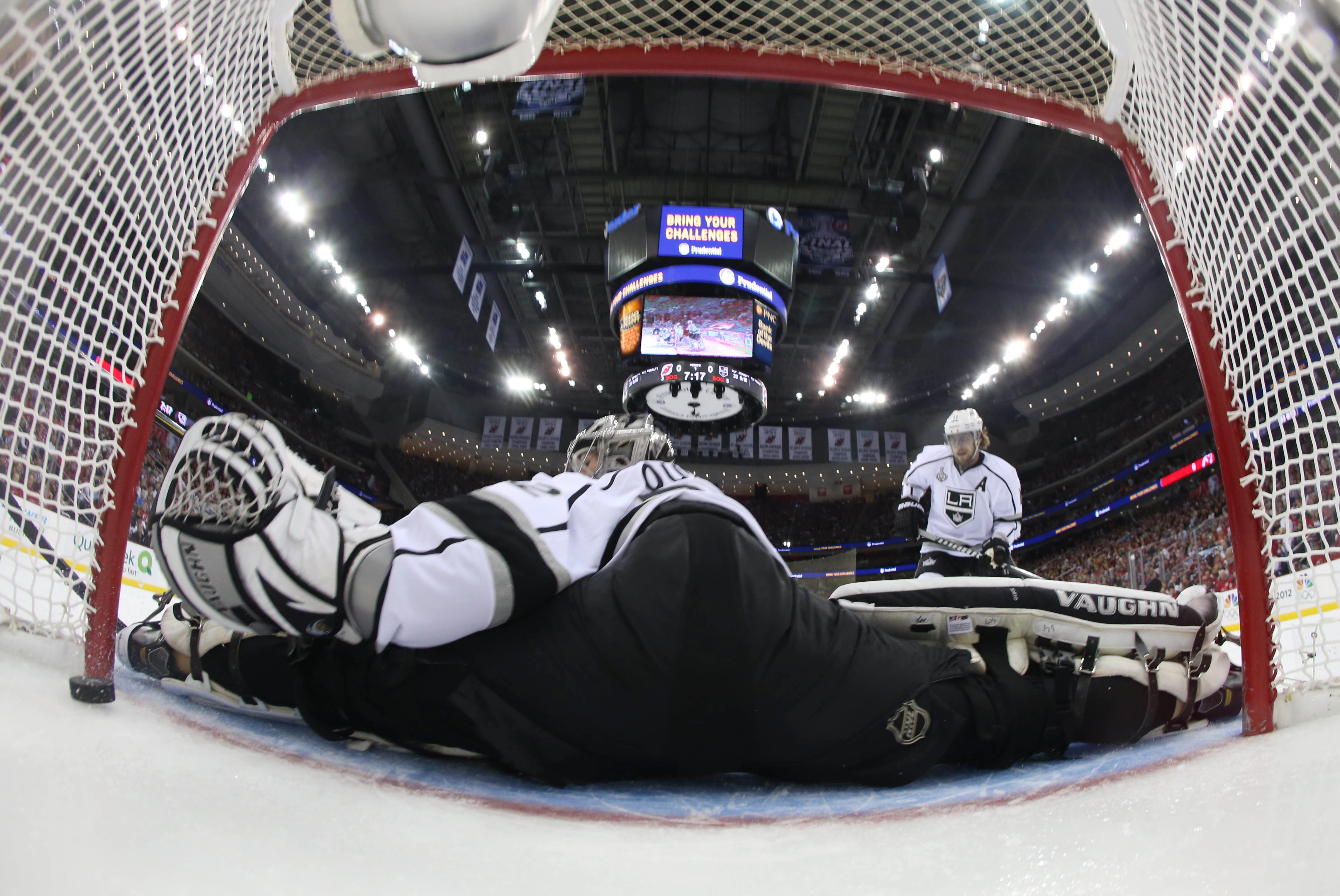 New Jersey Devils Zach Parise överlistar Los Angeles Kings målvakt Jonathan Quick och sätter dit 1-0 i den första perioden. New Jersey Devils Zach Parise överlistar Los Angeles Kings målvakt Jonathan Quick och sätter dit 1-0 i den första perioden.