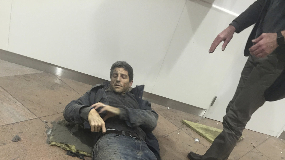 En man blöder efter attacken i flygplatsen. 