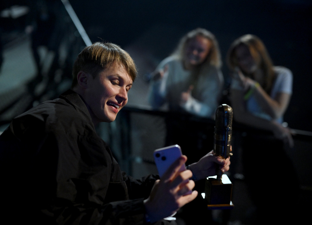 Victor Leksell som både vann Guldmicken och Årets låt, tar en selfie med några fans efter galan.