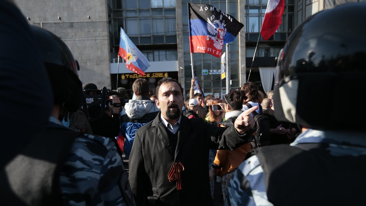Moskvapolisen hade fullt upp med att hålla isär demonstranter.