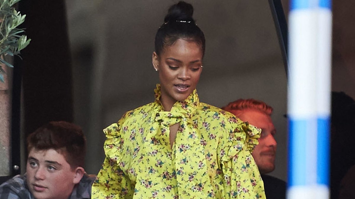 Rihanna på Carousels uteservering. 