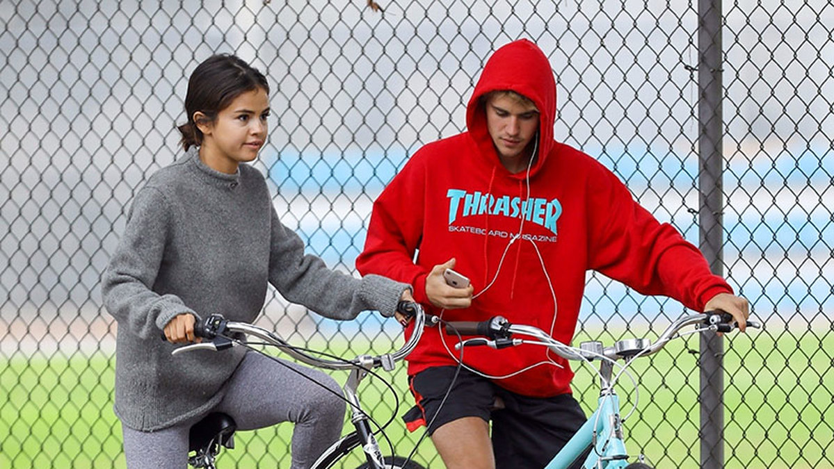 Justin Bieber och Selena Gomez cyklar i Los Angeles. 