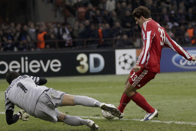 Här trycker Mario Gomez in matchens enda mål.