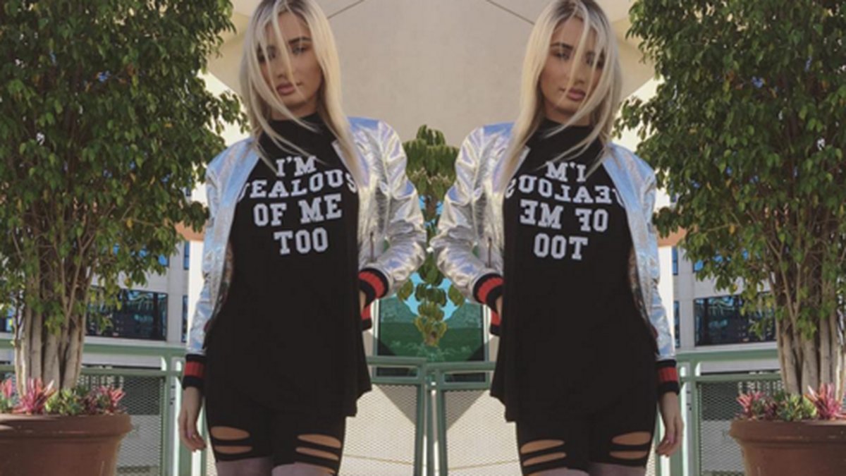 Pia Mia Perez bjuder på sin outfit. 