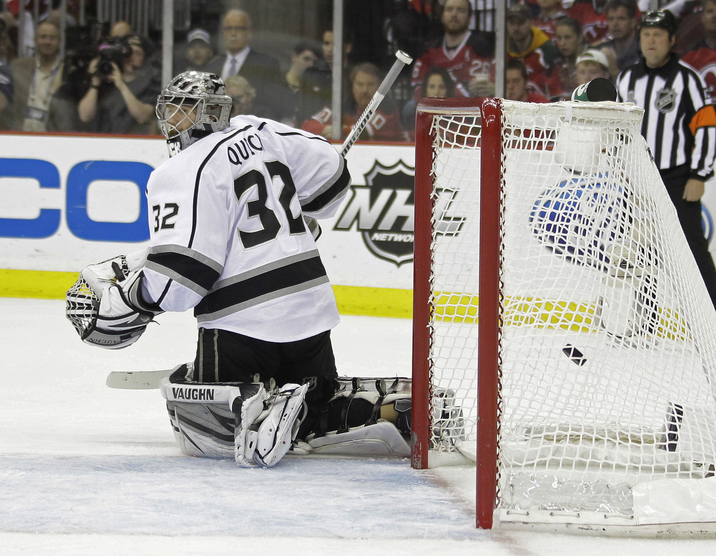 Los Angeles Kings Jonathan Quick överlistades återigen av Devils Bryce Salvador som satte dit 2-1 i den andra perioden. Los Angeles Kings Jonathan Quick överlistades återigen av Devils Bryce Salvador som satte dit 2-1 i den andra perioden.