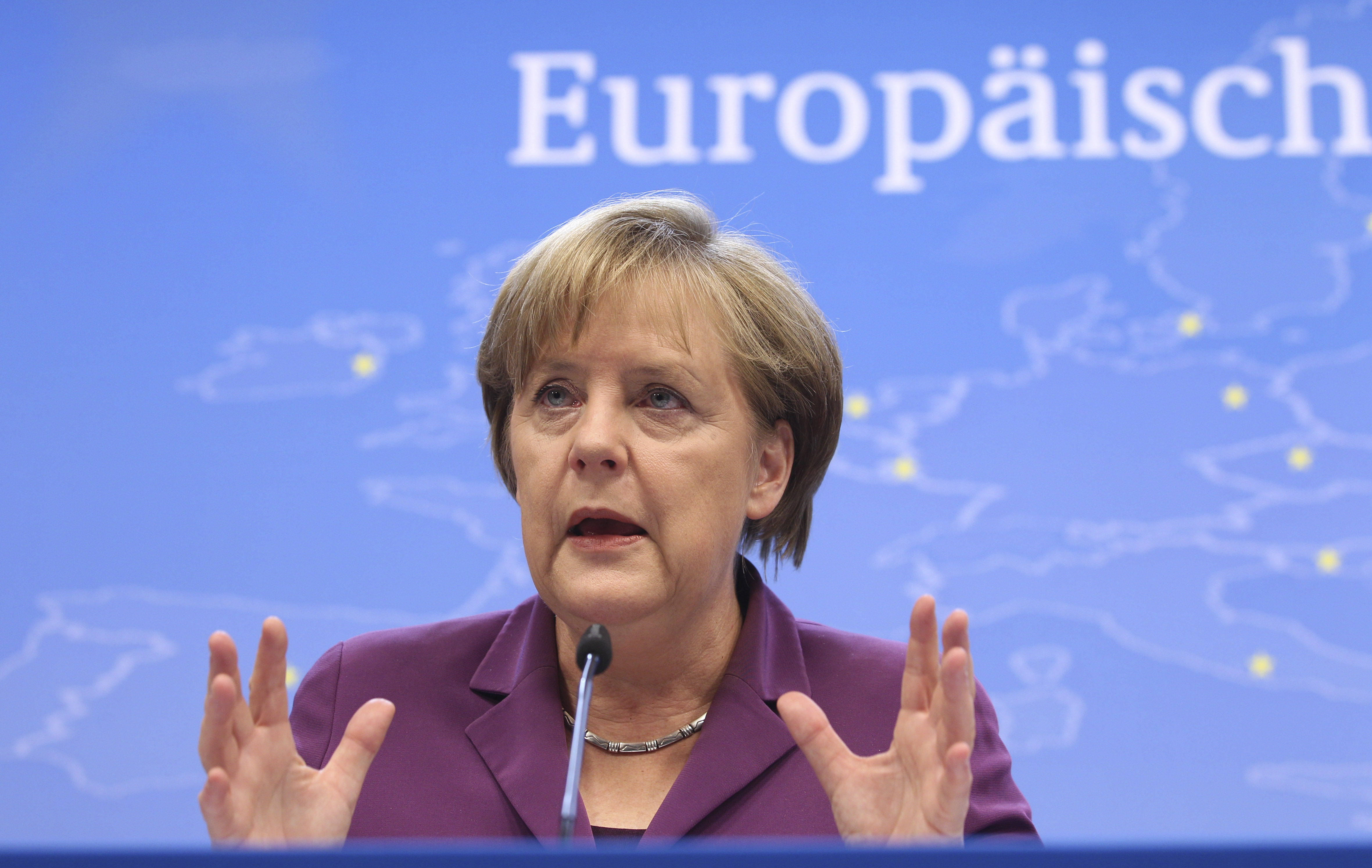 Angela Merkel har haft ett så tufft år en förbundskansler över huvud taget kan ha. Men än så länge står hon pall.