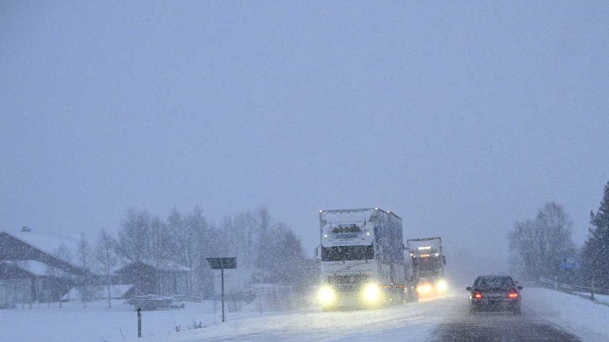 Tre lastbilar har krockat enligt Sveriges Radio