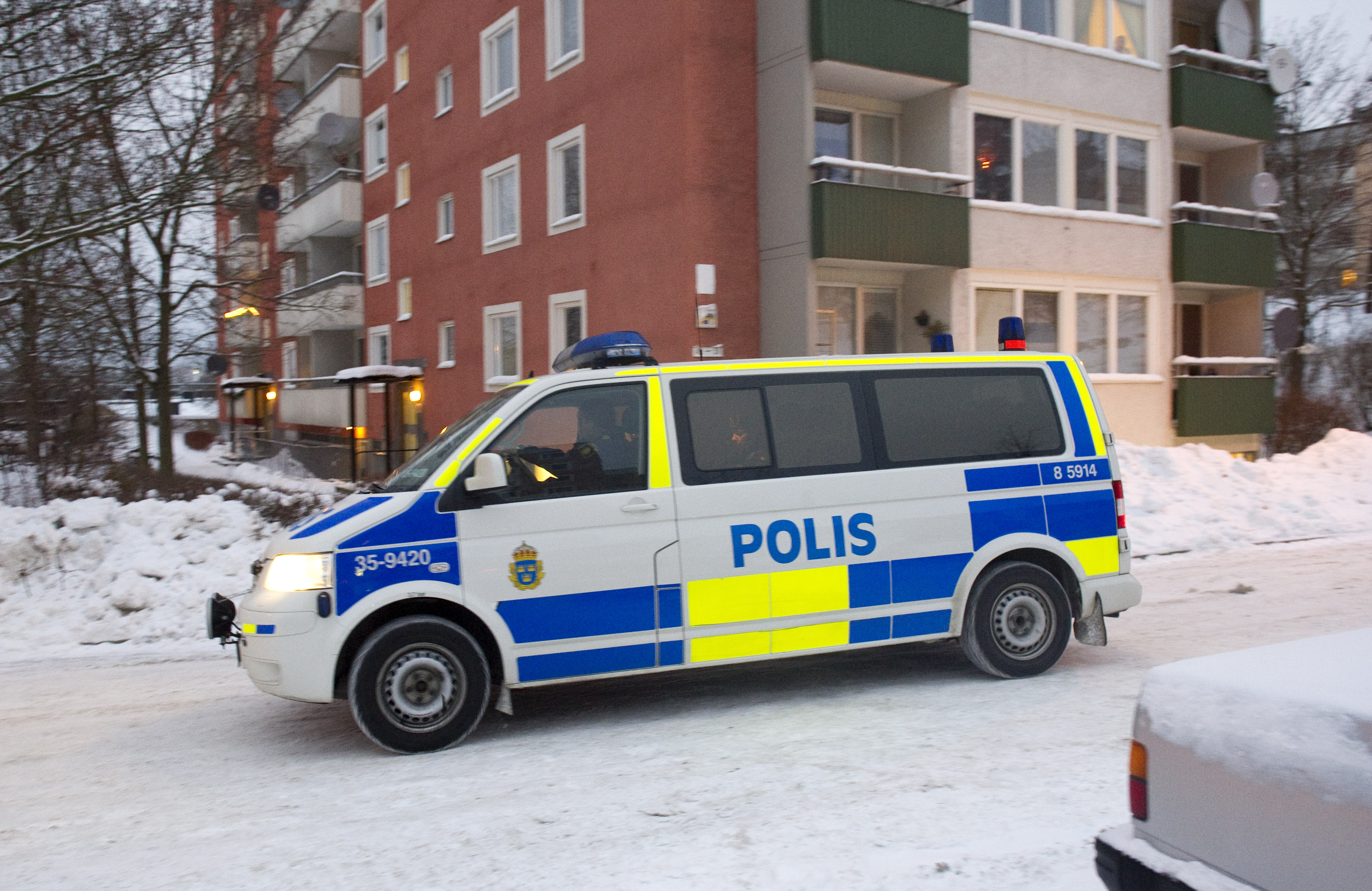 Svensk polis griper en man på Frihetsvägen i Stockholmsförorten Jakobsberg - han är misstänkt för förberedelse till terrorbrott i Köpenhamn.