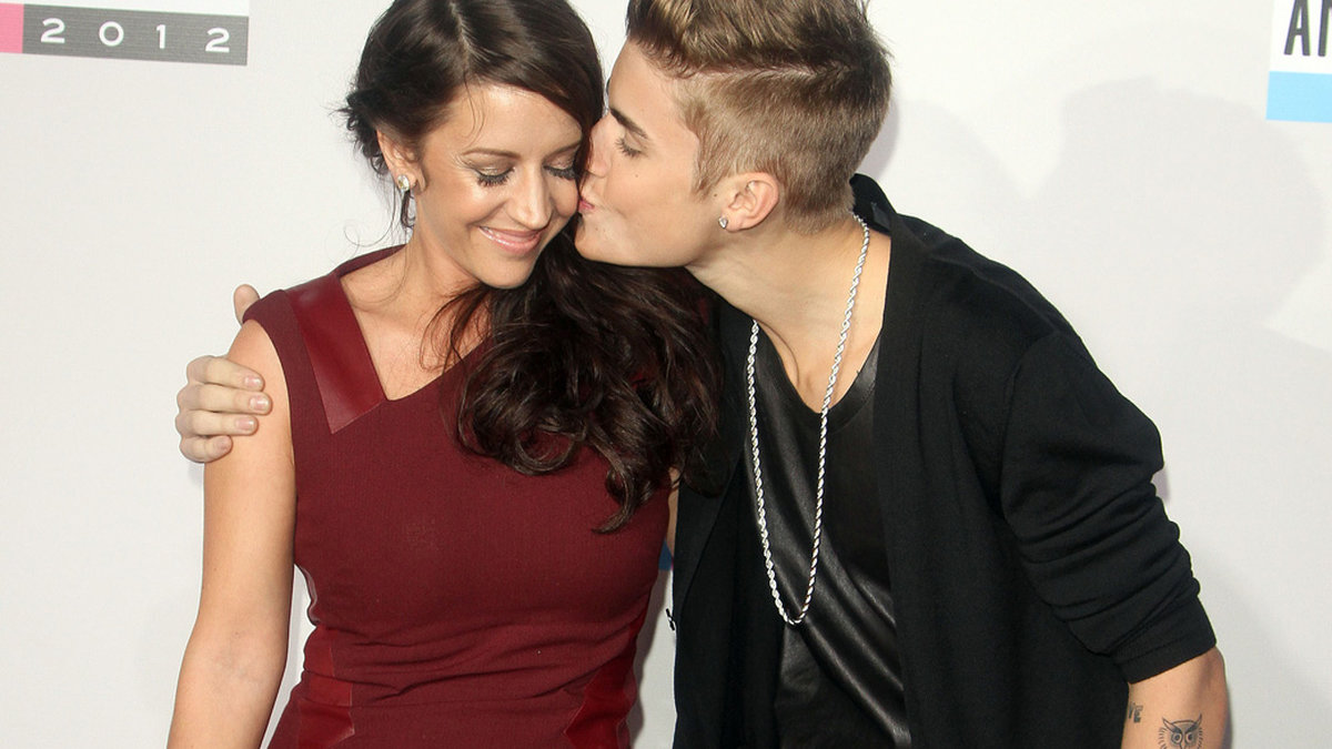 Justin Bieber pussade på sin mamma – och bägge var uppklädda till tänderna. 