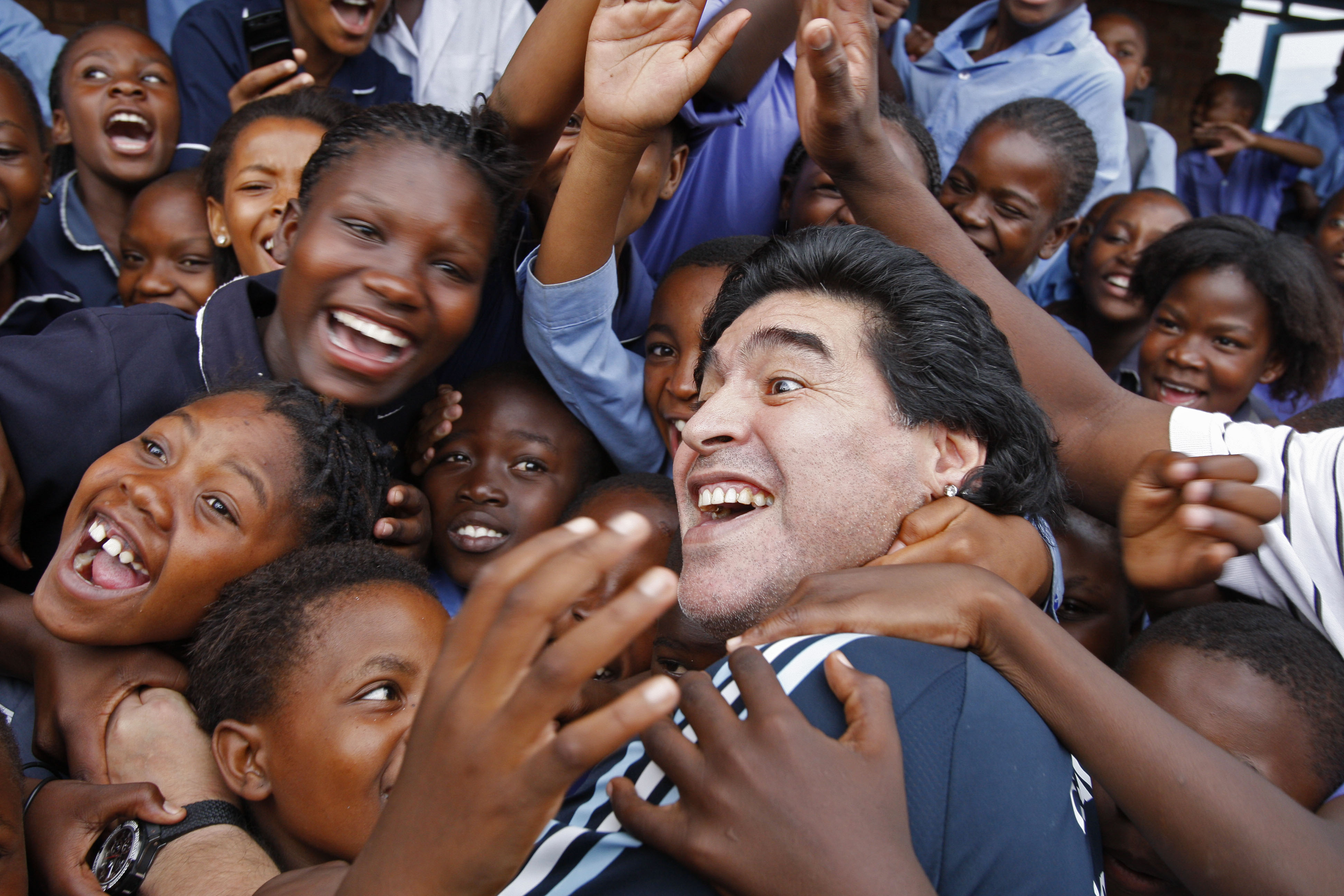 Maradona crowdsurfar tillsammans med ett gäng fans.