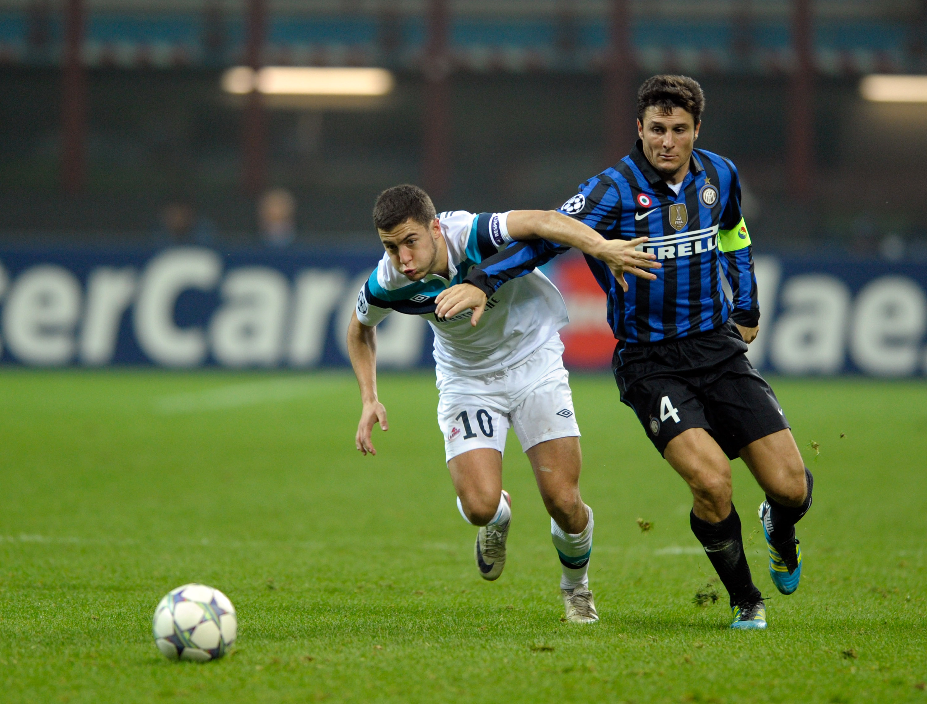 Och här tampas han med Inters lagkapten Javier Zanetti i Champions League-gruppspelet 2011.