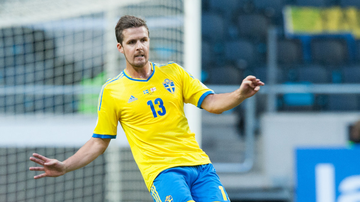 Tillsammans med Per Nilsson utgör han Sveriges mittbackslås mot Österrike. 