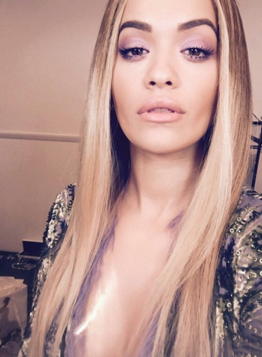 Rita Ora tar en selfie. Rita Ora tar en selfie.