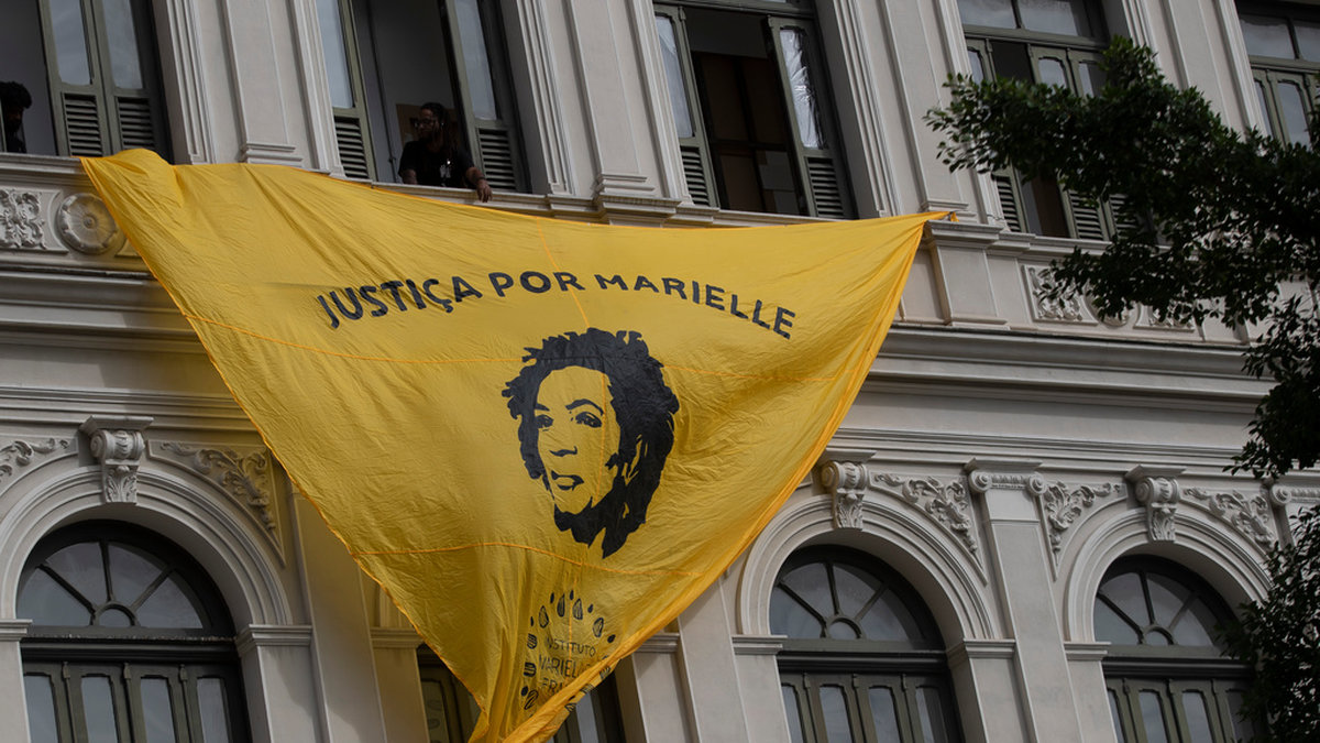 Ett banér i Rio de Janeiro som kräver att de som mördade den framstående politikern och aktivisten Marielle Franco ställs inför rätta. Arkivbild.