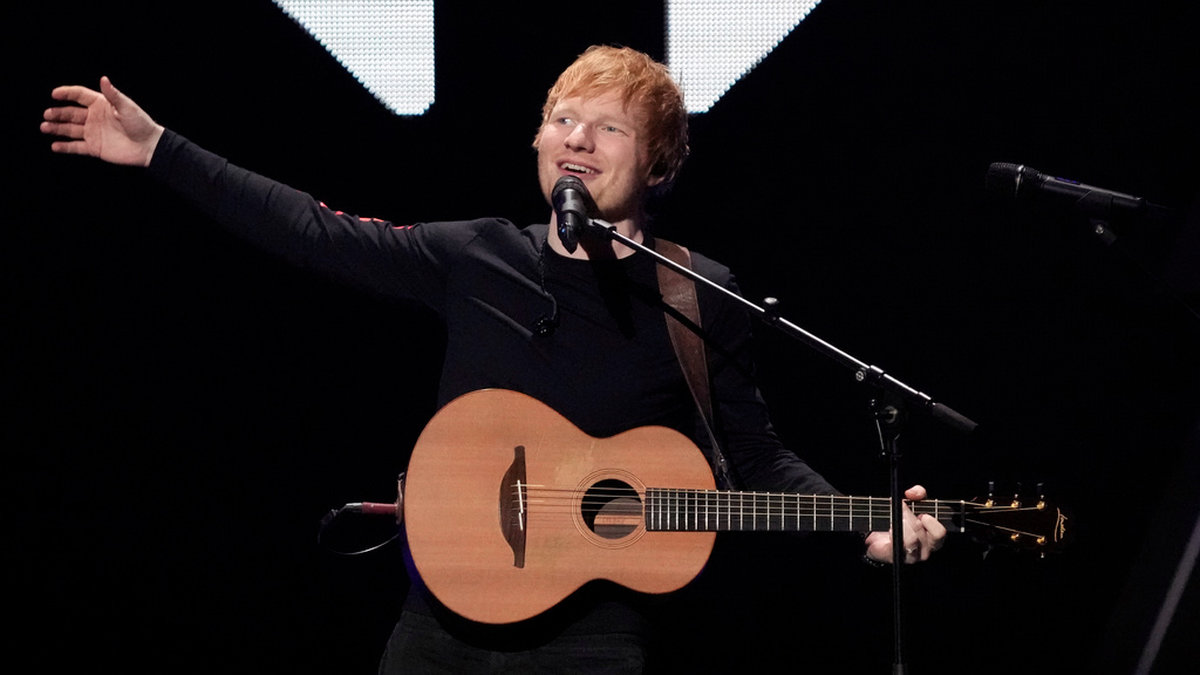 Ed Sheeran framträder på Z100's iHeartRadio Jingle Ball på Madison Square Garden i New York den 10 december, med en annan gitarr. Arkivbild.