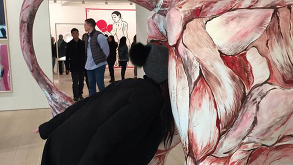 Victoria Beckham stoppar in sitt huvud i en korumpa på Saatchi Gallery Post Pop.