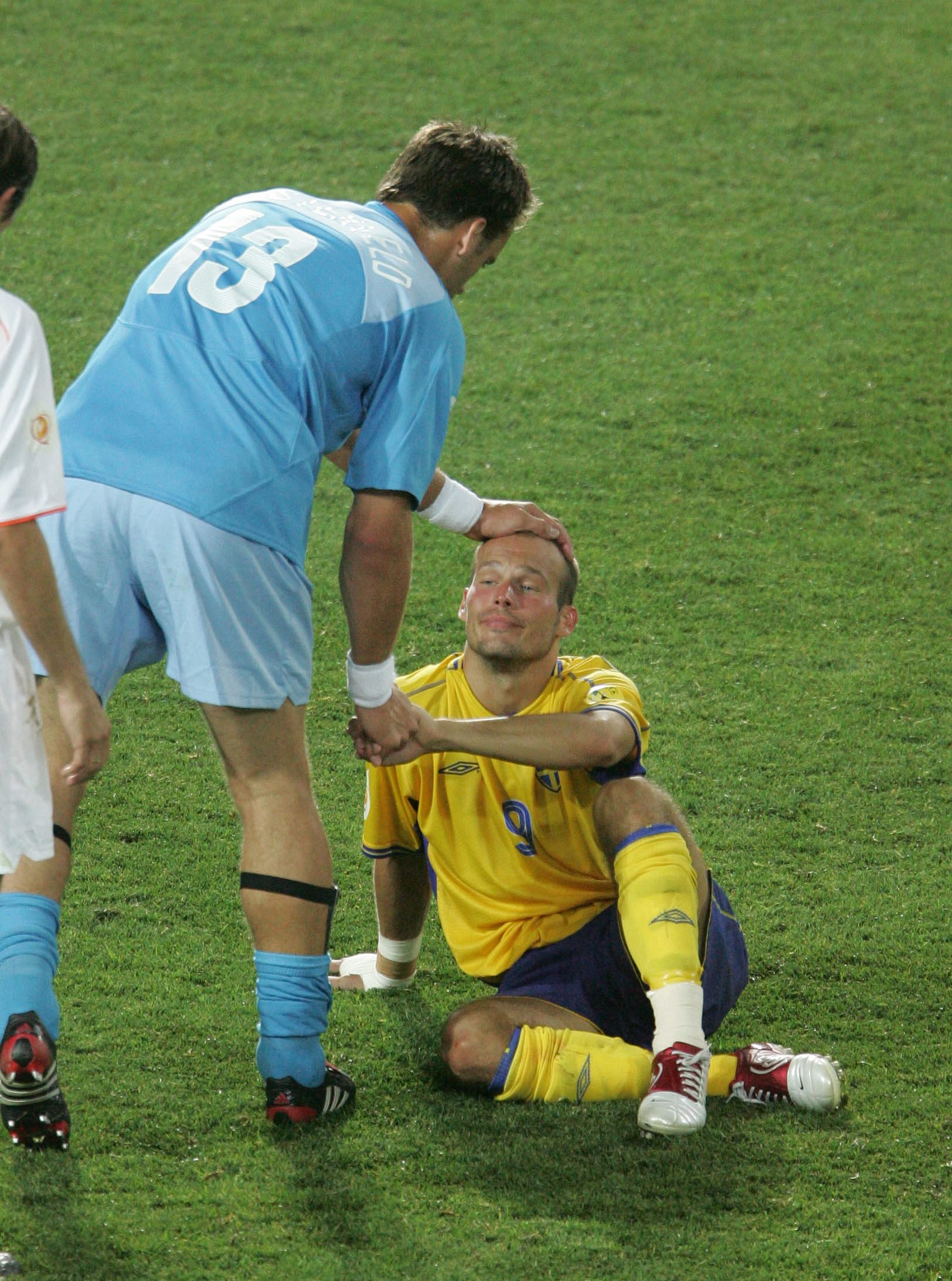 Ljungberg tröstas efter straff-förlusten mot Holland 2004 - hans värsta minne i Blågult. Ljungberg tröstas efter straff-förlusten mot Holland 2004 - hans värsta minne i Blågult.