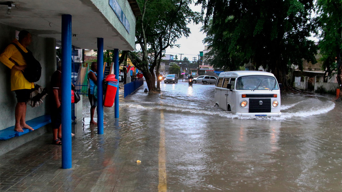 En översvämmad gata i staden Recife, i delstaten Pernambuco.