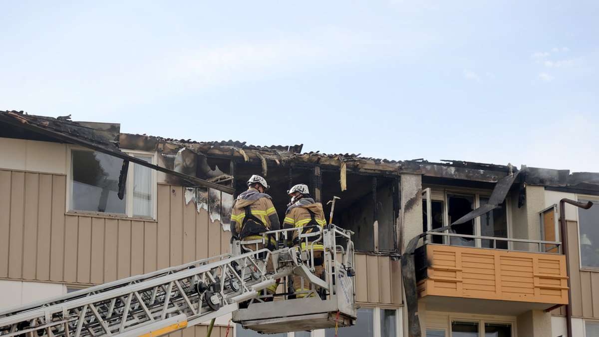 En person dog i branden i ett flerfamiljshus i Partille, öster om Göteborg.
