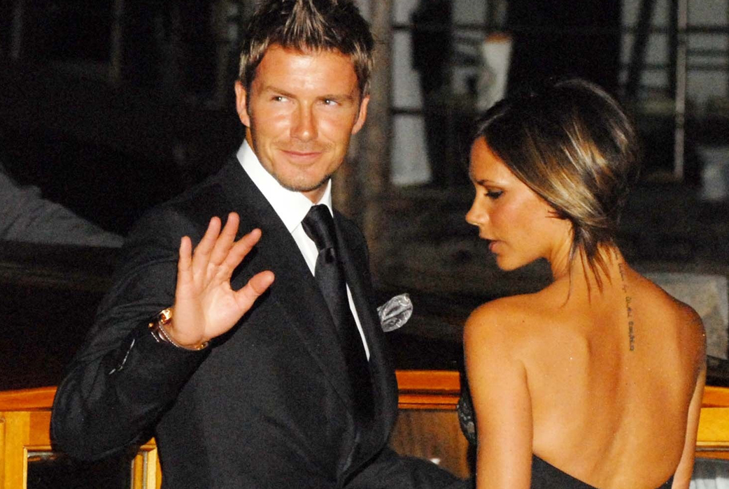 David Beckham och Victoria Beckham gifte sig redan 1999, och är fortfarande gifta. Men deras äktenskap skakades av en saftig otrohetsaffär år 2004. David Beckham och Victoria Beckham gifte sig redan 1999, och är fortfarande gifta. Men deras äktenskap skakades av en saftig otrohetsaffär år 2004.