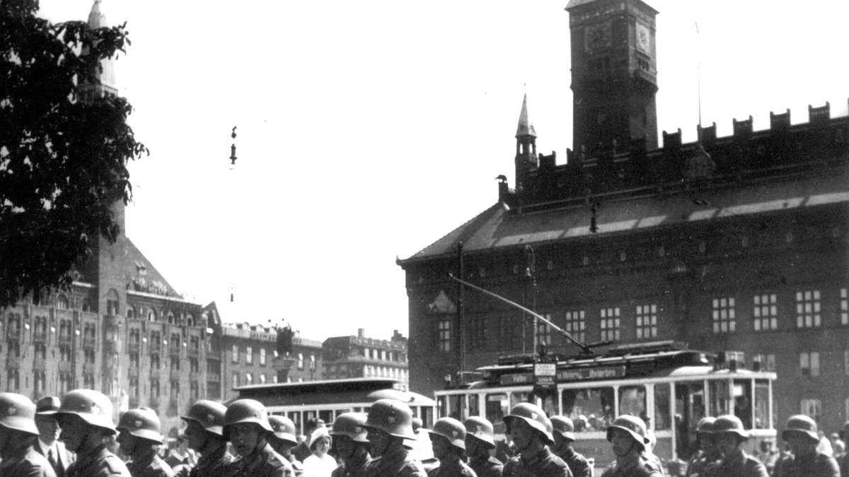 Den tyska invasionen i Danmark. Tyska soldater marscherar över Raadhuspladsen i Köpenhamn. 