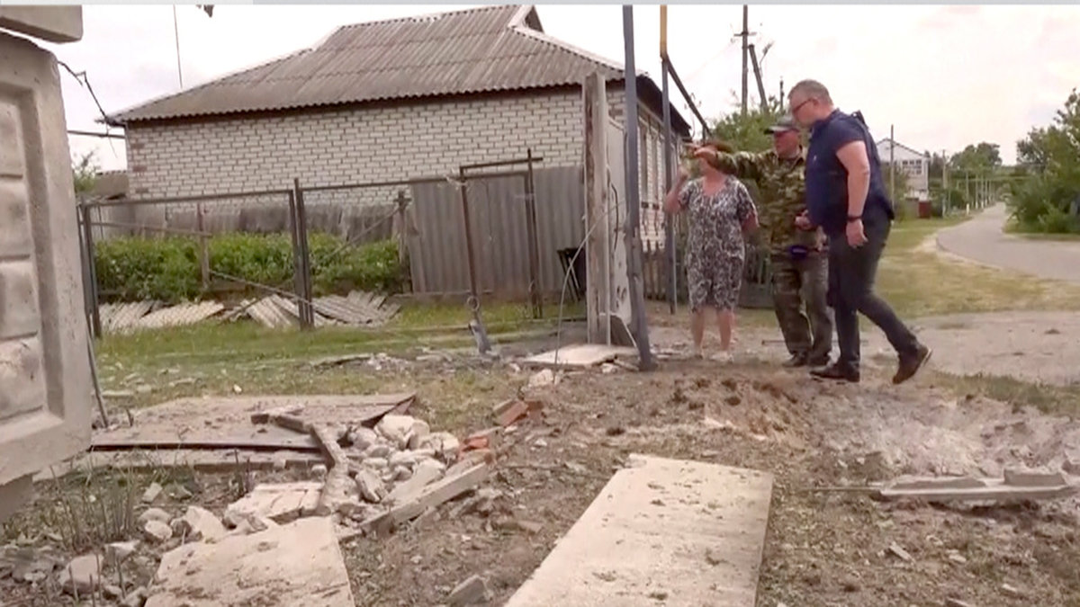Människor i den ryska Belgorod-regionen ser över skadorna i ett delvis förstört bostadshus på tisdagen.
