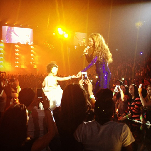 Beyoncé sjunger "Irreplaceable" för sin dotter i London nyligen. 