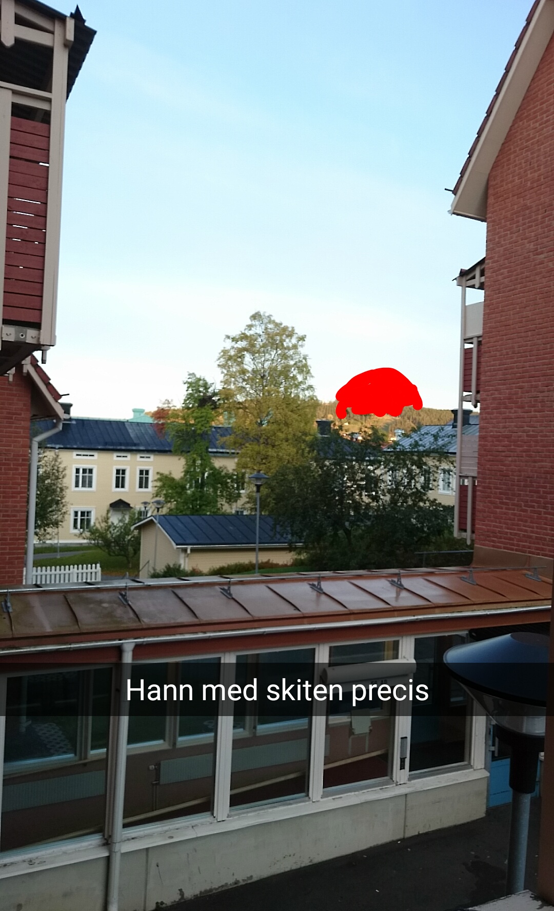 Johan hade tur och fick en bra bild på månen, precis innan den försvann. Johan hade tur och fick en bra bild på månen, precis innan den försvann.