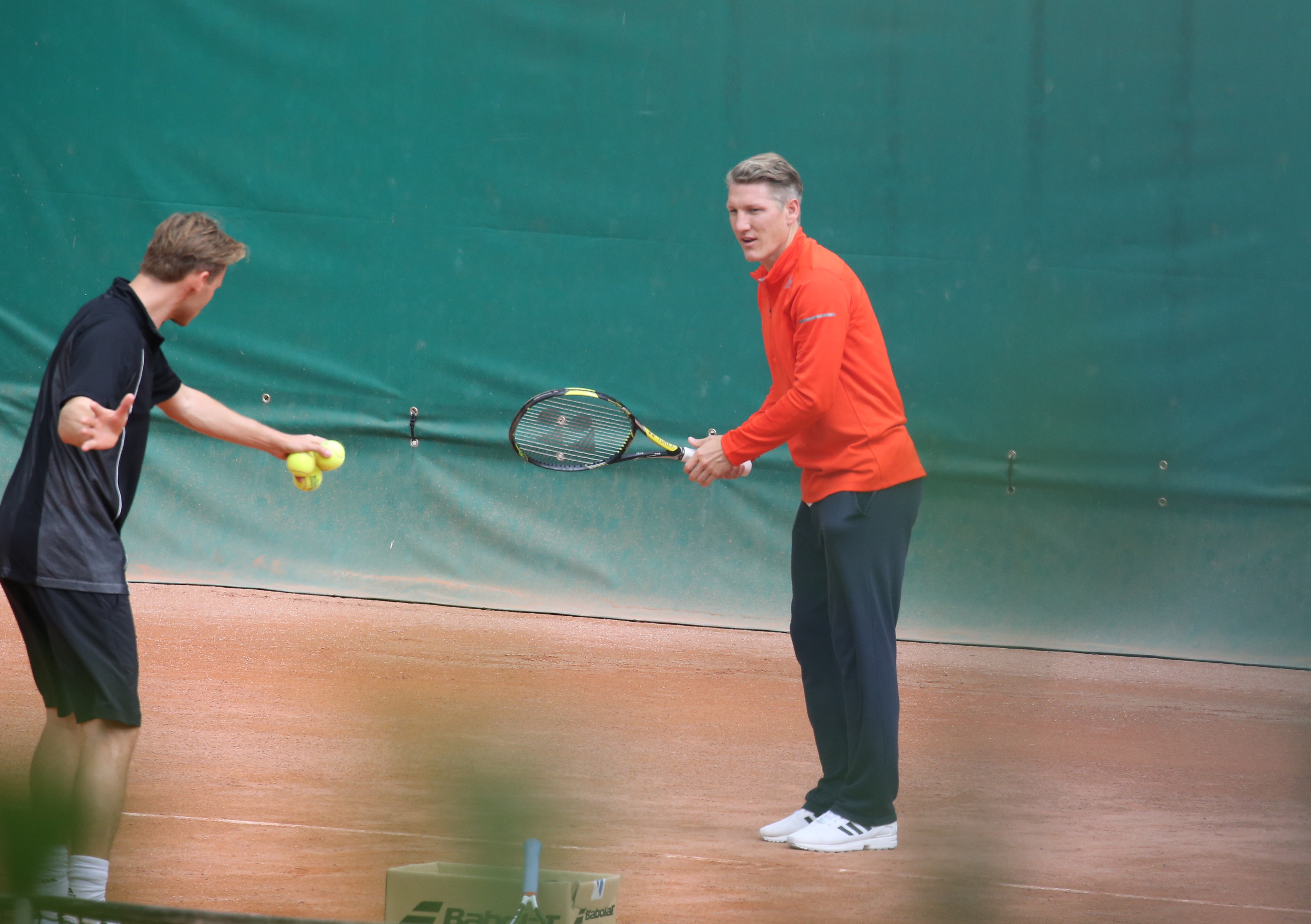 Bastian Schweinsteiger lär sig tennis med sin fru (ej i bild). Bastian Schweinsteiger lär sig tennis med sin fru (ej i bild).