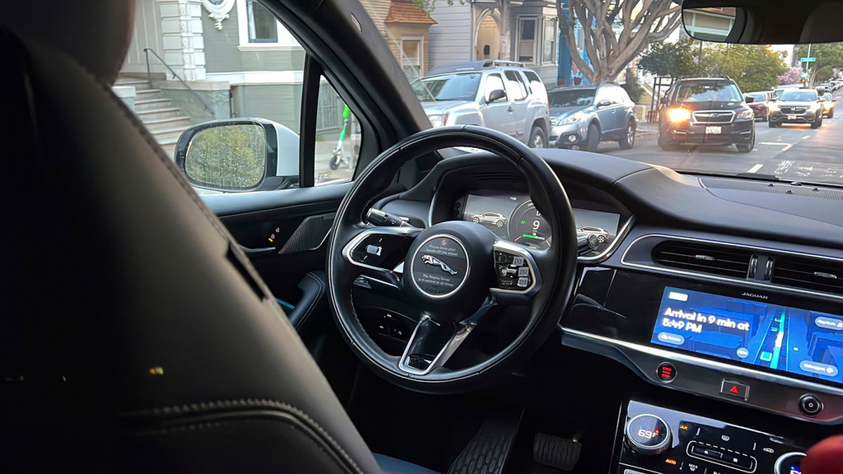 En självkörande taxibil från Waymo på gatorna i San Francisco under ett test för drygt ett år sedan. Arkivbild.