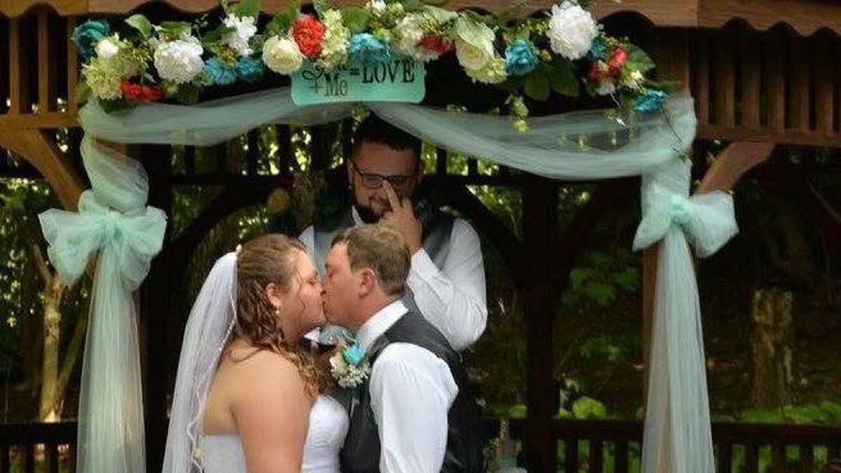 Men det var knappast den här reaktionen de hade väntat sig från sin vigselförrättare under sin första kyss som nygifta.