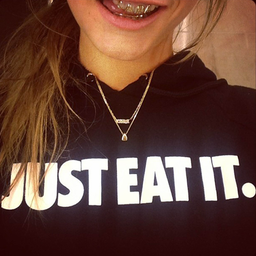 Cara Delevingne med grills. Cara Delevingne med grills.