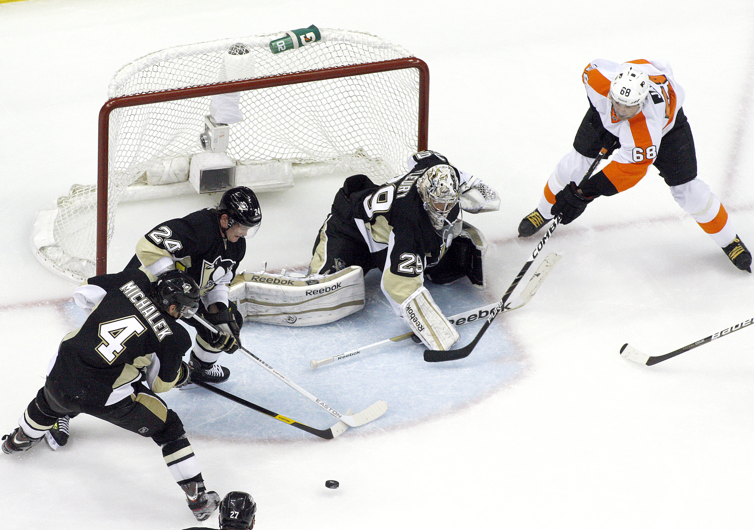 Marc-Andre Fleury i Pittsburgh-kassen fick desto mer att göra i matchens andra hälft. Marc-Andre Fleury i Pittsburgh-kassen fick desto mer att göra i matchens andra hälft.