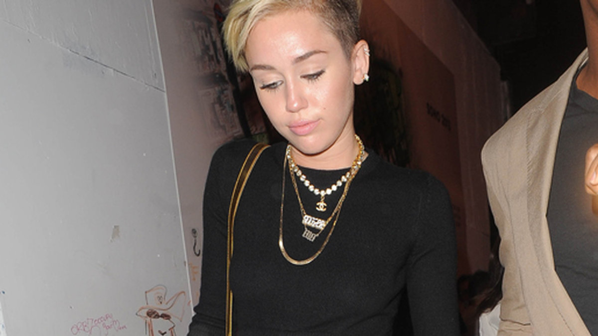 Miley gör London i minimala jeansshorts. 