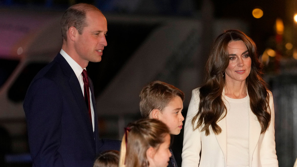 Prins William och prinsessan Kate tillsammans med sina barn vid en julkonsert i Westminster Abbey i London i december 2023.