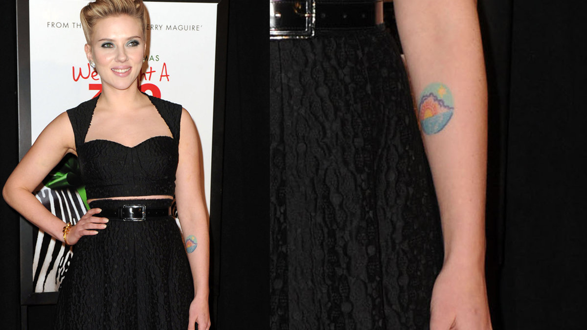 Scarlett Johansson har kanske spelat för mycket barnsliga tevespel eller kollat för mycket på tecknat. Hennes tatuering som föreställer en solnedgång lämnar en hel del att önska.