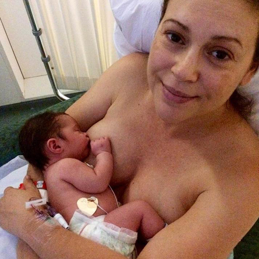 Alyssa Milano ammar sin bebis. Alyssa Milano ammar sin bebis.