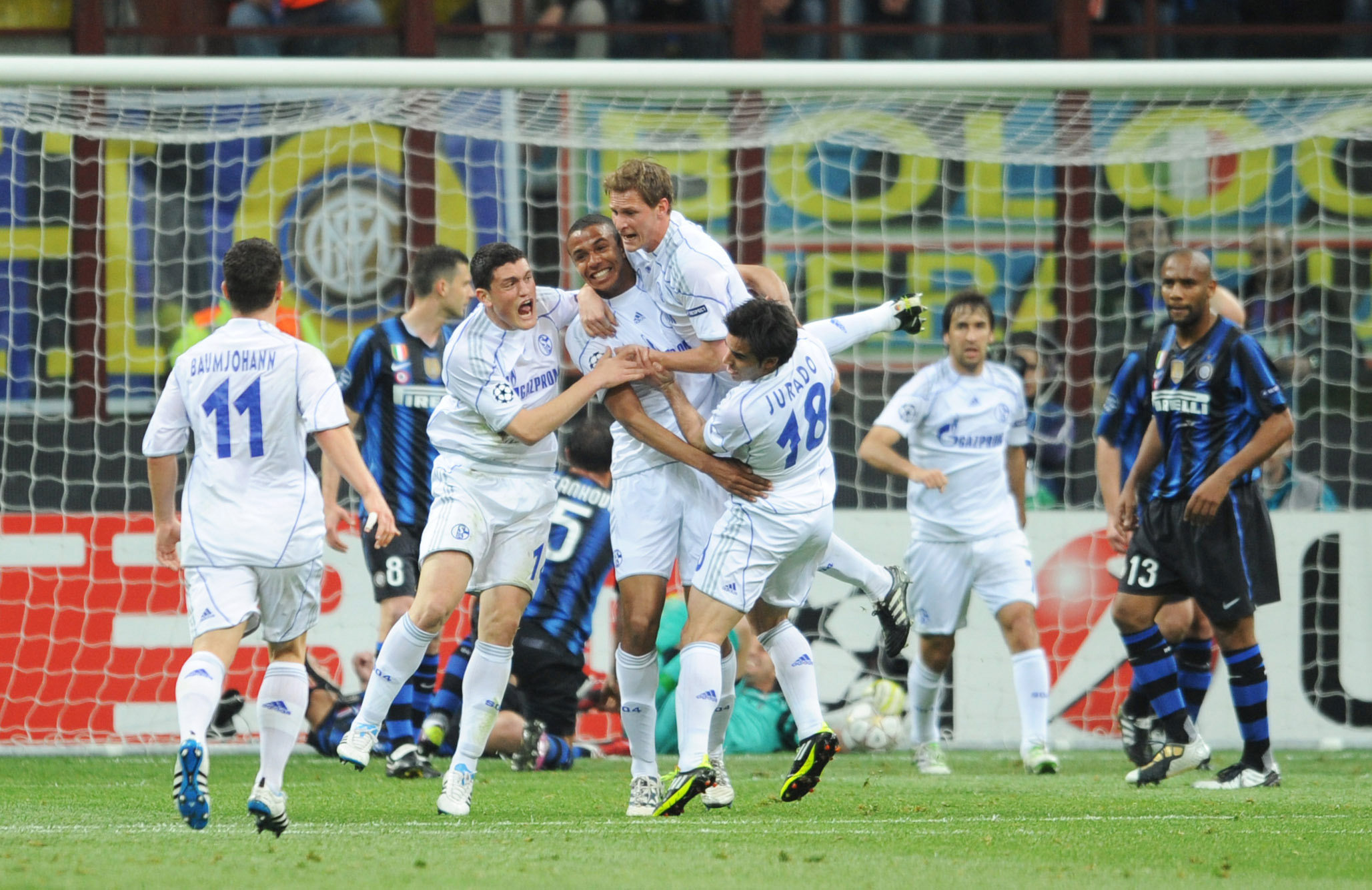Schalke utklassade de regerande mästarna med 5-2 på San Siro.