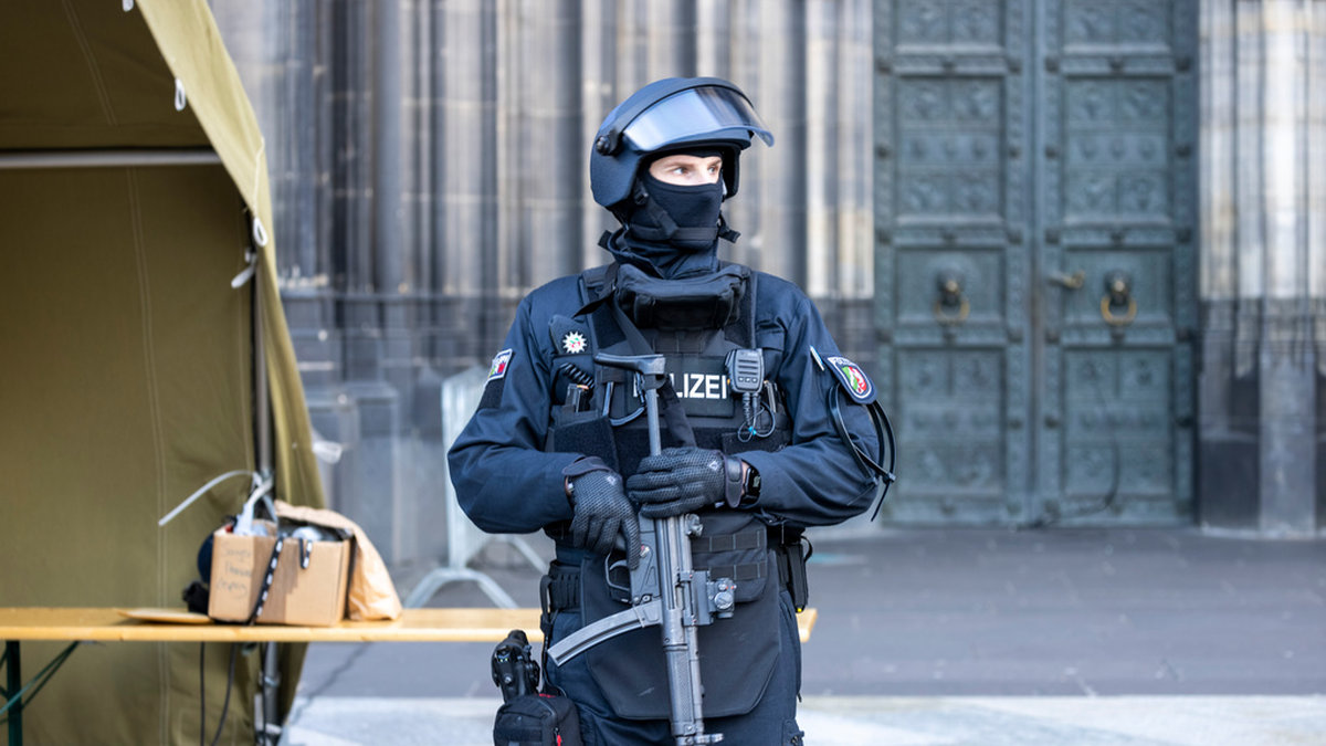 Tungt beväpnad polis vid Kölnerdomen på nyårsafton, i ljuset av ett terrorhot mot katedralen.