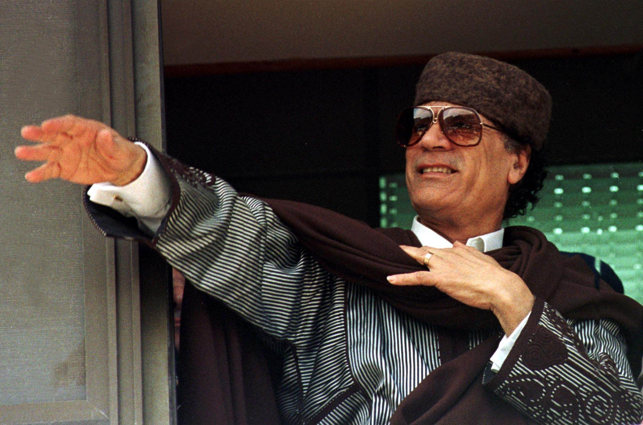 Muammar Gaddafi tog makten i Libyen 1969 efter en militärkupp. I mars 2011 kom Arabiska våren till Libyen och efter flera månaders väpnat motstånd med stöd från Nato och fredliga demonstrationer dödades Gaddafi utanför sin hemstad Sirte, 20 oktober. En di Muammar Gaddafi tog makten i Libyen 1969 efter en militärkupp. I mars 2011 kom Arabiska våren till Libyen och efter flera månaders väpnat motstånd med stöd från Nato och fredliga demonstrationer dödades Gaddafi utanför sin hemstad Sirte, 20 oktober. En di