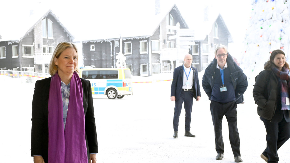 Socialdemokraternas partiledare Magdalena Andersson (S) anländer till Folk och försvars rikskonferens som inleddes i Sälen på söndagen.