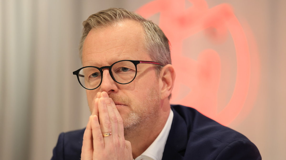 Mikael Damberg vid pressfika hos Socialdemokraterna.