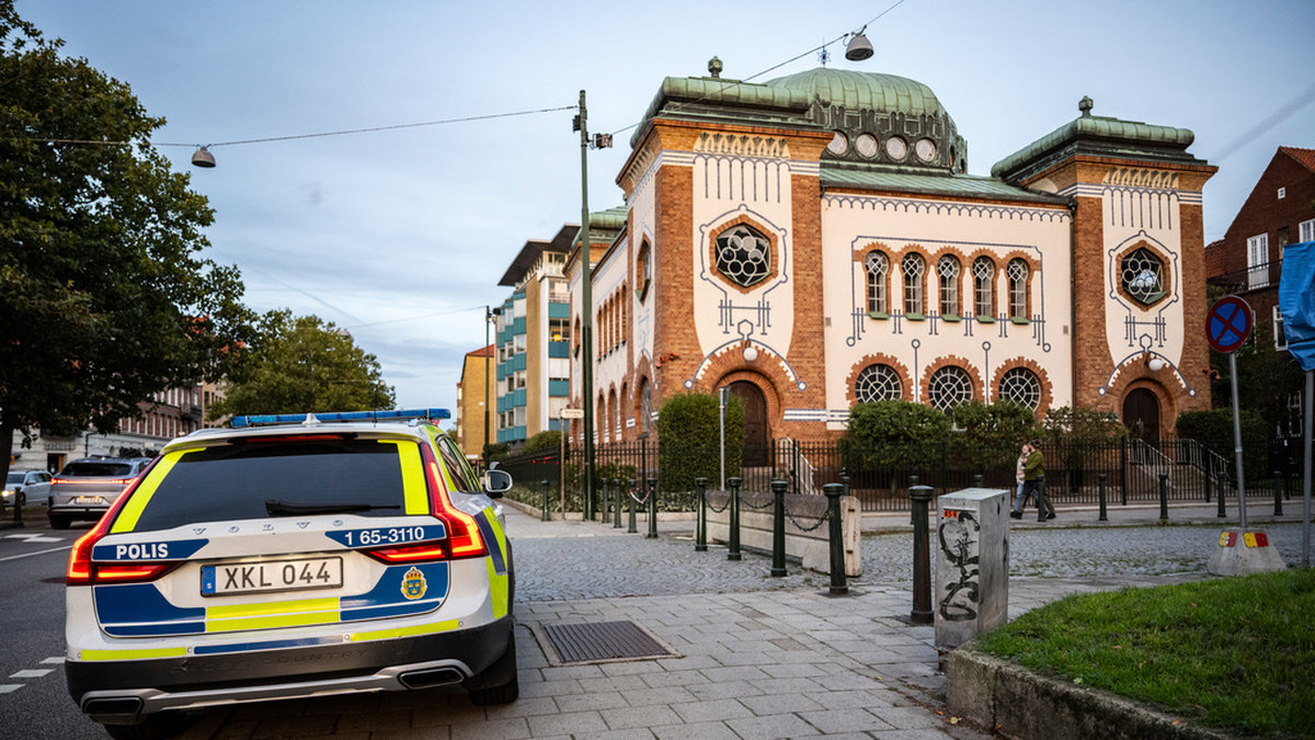 Polisen bevakar synagogan vid Betaniaplan i centrala Malmö. Arkivbild.