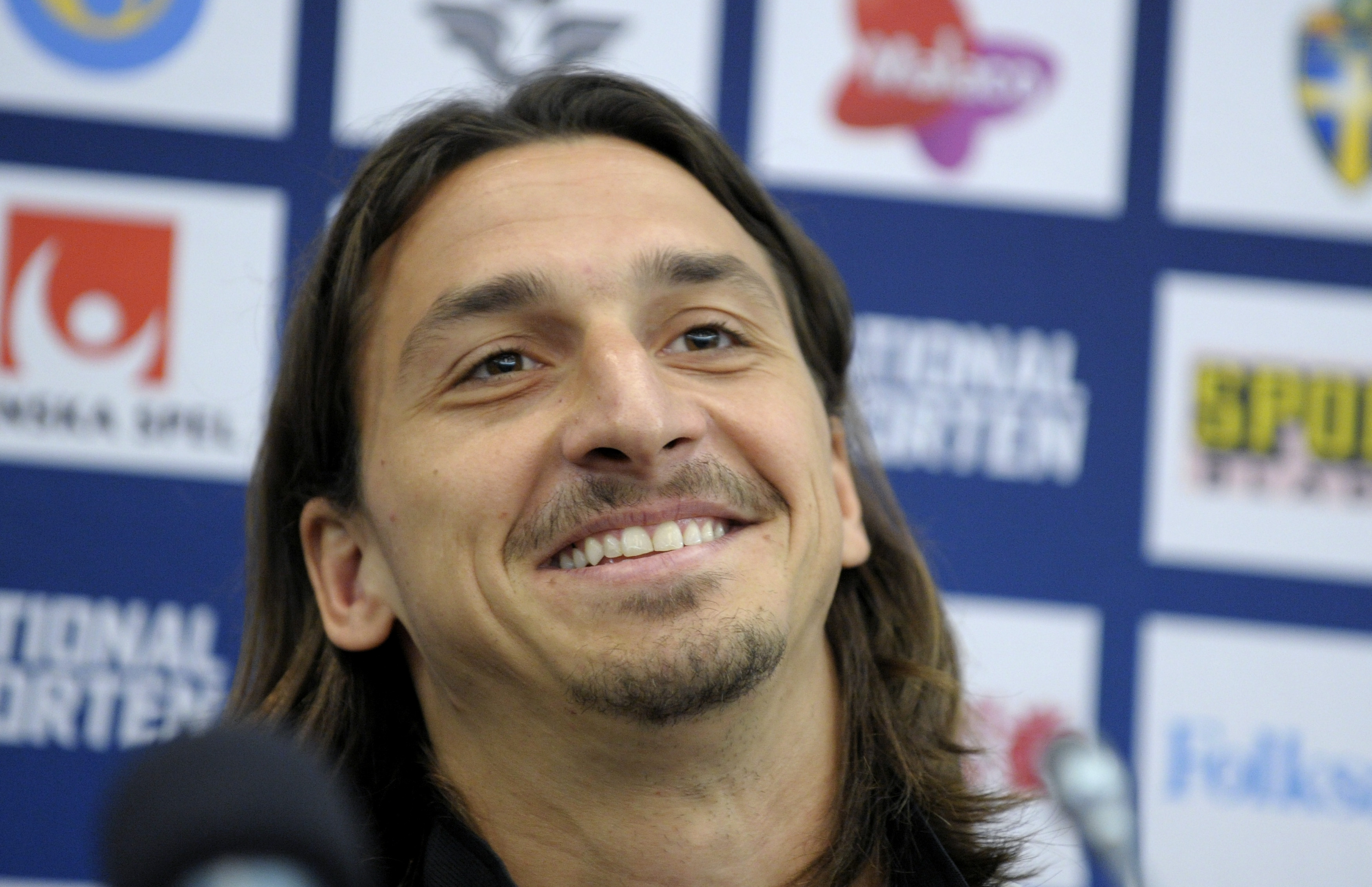 Zlatan Ibrahimovic såg till att trösta lagkamraterna efter den snöpliga förlusten mot Ungern.